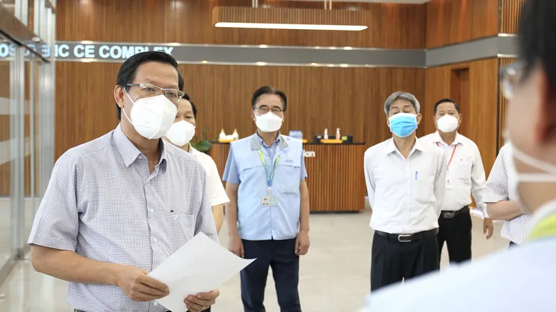 Phó Bí thư Thường trực Thành ủy TPHCM Phan Văn Mãi kiểm tra công tác phòng chống dịch tại Công ty Samsung. Ảnh: HOÀNG HÙNG