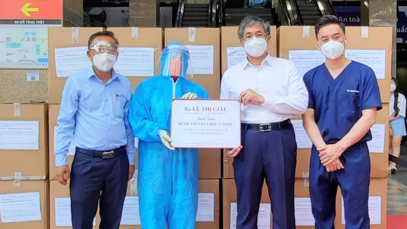 Trao bảng tượng trưng 2.000 bộ đồ phòng hộ hỗ trợ Bệnh viện Đại học Y dược TPHCM