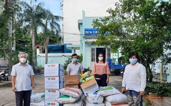 Tặng 400 túi thuốc an sinh hỗ trợ người F0 tại huyện Nhà Bè