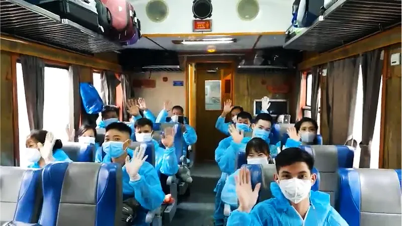 Hơn 600 người dân từ TPHCM và Đồng Nai về quê Tuyên Quang, chiều 14-10-2021. Ảnh: HOÀI NAM