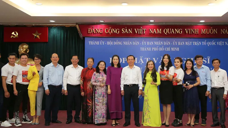 Lãnh đạo TPHCM họp mặt văn nghệ sĩ mừng Xuân, mừng Đảng năm 2022 