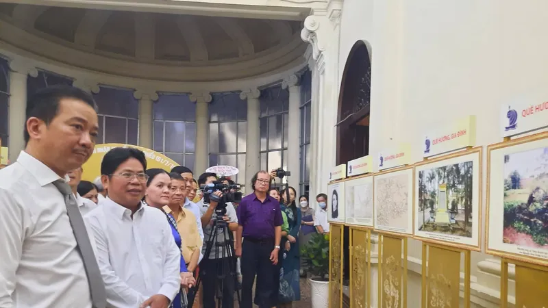 Các đại biểu tham quan triển lãm
