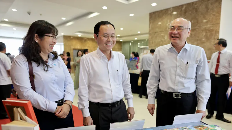 Phó Bí thư Thành ủy TPHCM Nguyễn Văn Hiếu và Trưởng Ban Tuyên giáo Thành ủy TPHCM Phan Nguyễn Như Khuê tham quan quầy sách trưng bày. Ảnh: DŨNG PHƯƠNG