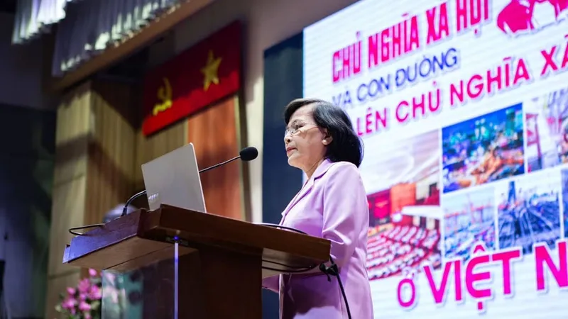 Nguyên Chủ tịch HĐND TPHCM Phạm Phương Thảo báo cáo tại hội nghị