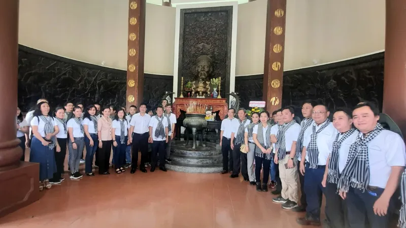 Đoàn dâng hương Khu di tích đặc biệt Mộ và Khu lưu niệm Nguyễn Đình Chiểu (huyện Ba Tri, tỉnh Bến Tre). Ảnh: PHẠM HOÀI NAM