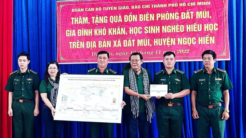 Tặng sách và bản đồ đến cán bộ, chiến sĩ Đồn Biên phòng Đất Mũi