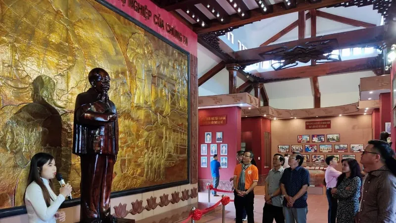 Đoàn cán bộ tuyên giáo, báo chí, xuất bản TPHCM dâng hương tại Đền thờ Chủ tịch Hồ Chí Minh tỉnh Bạc Liêu 
