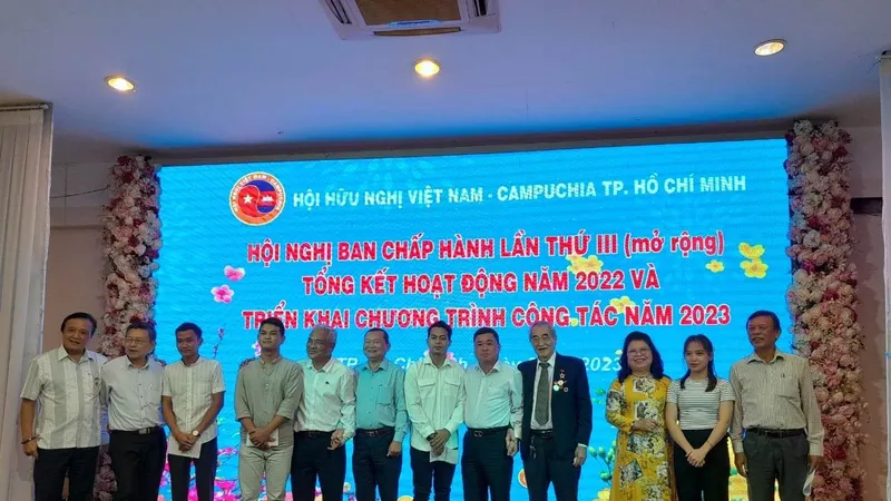 Các cá nhân Hội Hữu nghị Việt Nam - Campuchia TPHCM nhận đỡ đầu các sinh viên đang học tập tại TPHCM