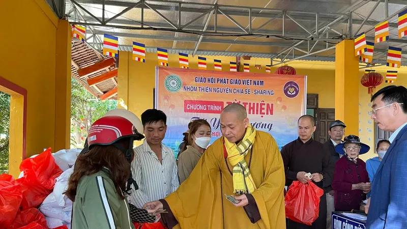 Tặng 200 phần quà tết hộ nghèo vùng ảnh hưởng bão lũ miền Trung