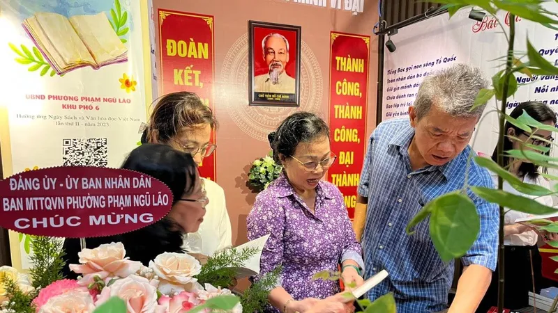 Người dân tham quan, tìm hiểu tư liệu, hình ảnh về Chủ tịch Hồ Chí Minh được giới thiệu tại quán