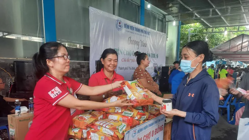Hơn 500 bệnh nhân có hoàn cảnh khó khăn nhận quà từ Phiên chợ 0 đồng