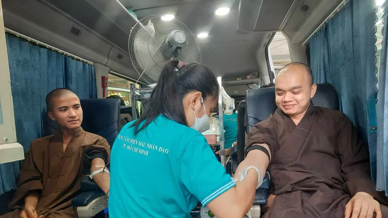 Chư tăng chùa Vĩnh Nghiêm tham gia hiến máu