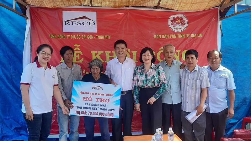 Trao bảng tượng trưng kinh phí xây dựng căn nhà đại đoàn kết tặng bà Rơ Châm H'Vip
