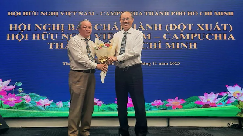 Chủ tịch Liên hiệp các tổ chức Hữu nghị TPHCM Đỗ Việt Hà (trái) tặng hoa chúc mừng Trung tướng Nguyễn Văn Nam giữ chức vụ Chủ tịch Hội Hữu nghị Việt Nam - Campuchia TPHCM 