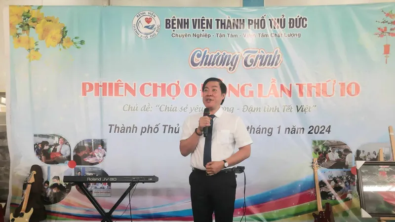 Bí thư Đảng ủy, Giám đốc Bệnh viện TP Thủ Đức Vũ Trí Thanh phát biểu khai mạc Phiên chợ 0 đồng lần thứ 10