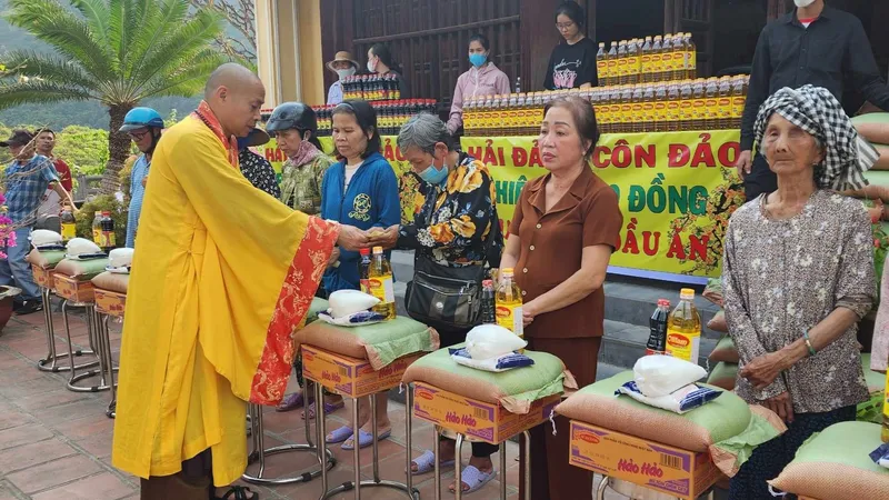 Thượng tọa Thích Trung Sơn trao tiền đi chợ tết đến các hộ gia đình có hoàn cảnh khó khăn tại huyện đảo Côn Đảo