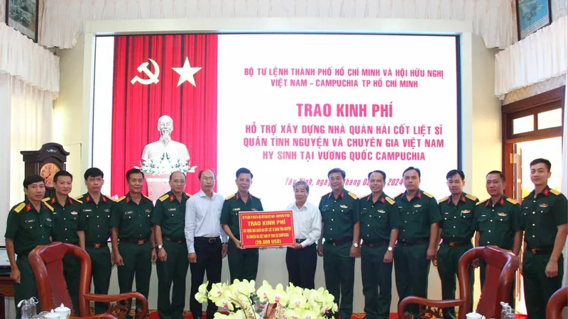 Trao kinh phí xây dựng Nhà lưu giữ hài cốt quân tình nguyện và chuyên gia Việt Nam hy sinh tại Campuchia