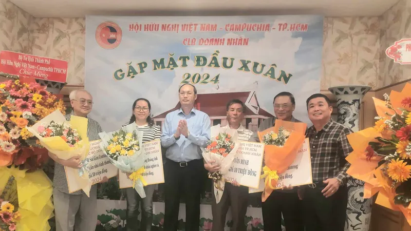 Trung tướng Nguyễn Văn Nam tặng hoa các doanh nghiệp có nhiều đóng góp cho hoạt động xã hội, từ thiện của Hội Hữu nghị Việt Nam - Campuchia TPHCM