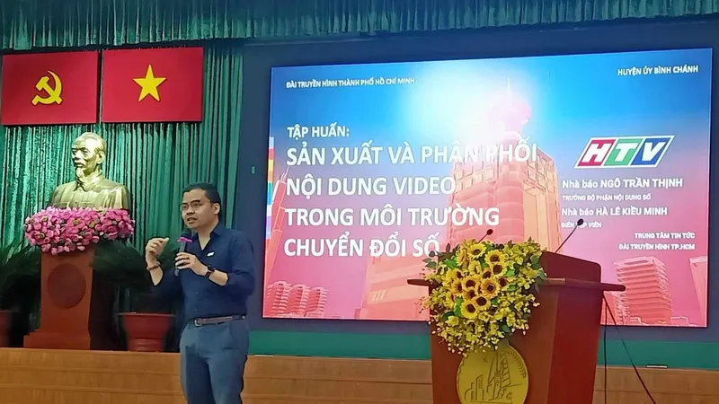 Phóng viên Đài Truyền hình TPHCM hướng dẫn kỹ năng sản xuất video trong môi trường chuyển đổi số