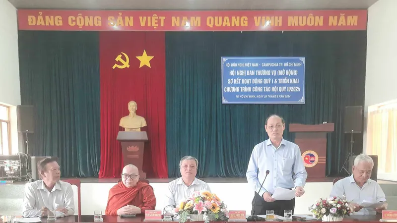 Trung tướng Nguyễn Văn Nam, Chủ tịch Hội Hữu nghị Việt Nam - Campuchia TPHCM phát biểu tại hội nghị