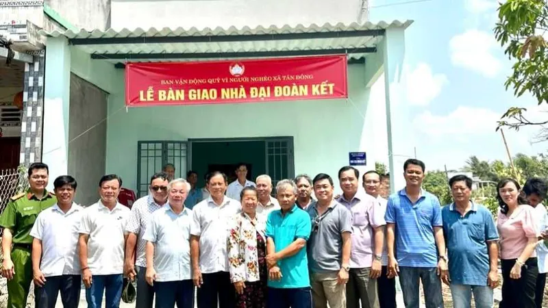 Trao tặng nhà đại đoàn kết cho hộ gia đình ông Lê Văn Quang