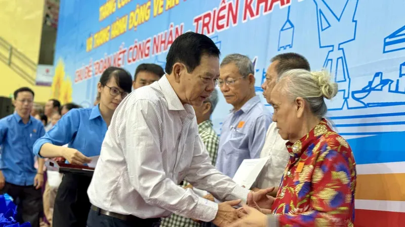 Phó Bí thư Thường trực Quận ủy quận Phú Nhuận Huỳnh Đăng Linh tặng quà cán bộ công đoàn cơ sở có nhiều đóng góp cho công tác công đoàn