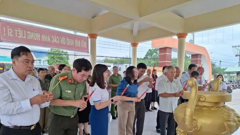 Đại diện các đơn vị tham gia dâng hương tưởng niệm các anh hùng liệt sĩ tại di tích vùng căn cứ cách mạng Định Hiệp