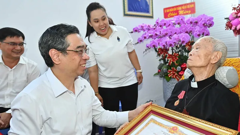 Đồng chí Nguyễn Phước Lộc trao tặng Huân chương Lao động hạng Ba cho Linh mục Phêrô Phan Khắc Từ. Ảnh: VIỆT DŨNG