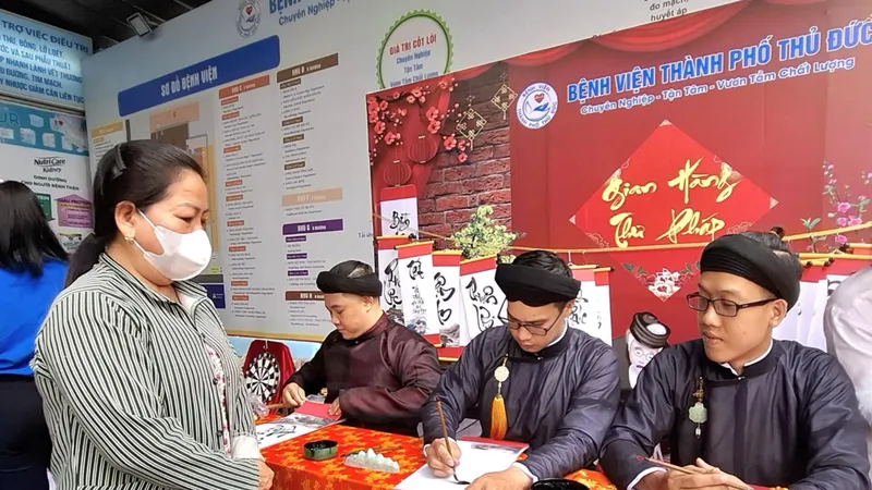 Hơn 400 bệnh nhân, người có hoàn cảnh khó khăn nhận quà tết từ Phiên chợ 0 đồng