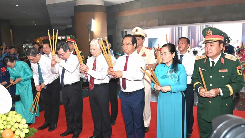 Đoàn đại biểu Thành ủy, HĐND, UBND, Ủy ban MTTQ Việt Nam TPHCM dâng hương tưởng niệm các Vua Hùng. Ảnh: DŨNG PHƯƠNG