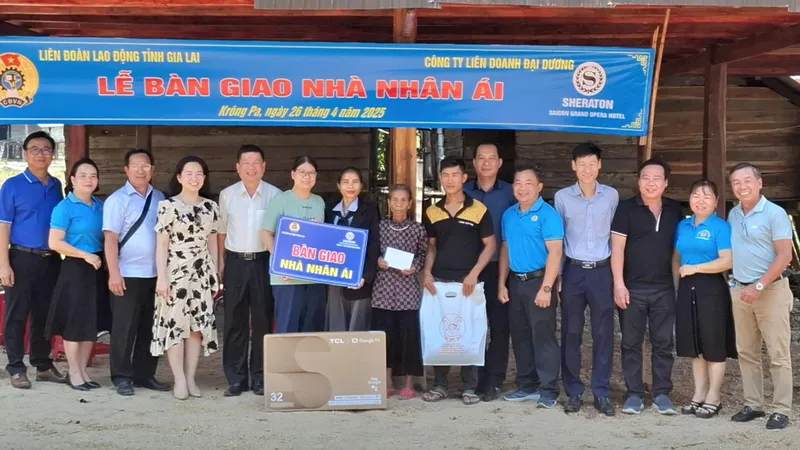 Tặng 3 căn nhà nhân ái cho hộ công nhân và hộ đồng bào dân tộc 