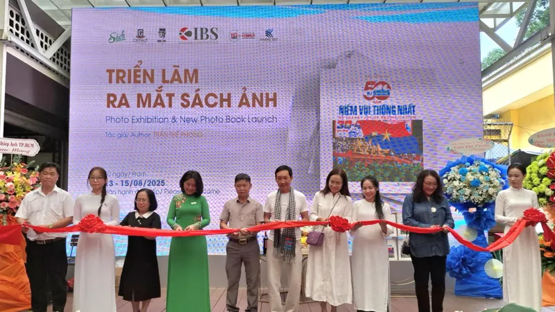 Các đại biểu cắt băng khai mạc triển lãm ra mắt sách ảnh "50 năm niềm vui thống nhất"