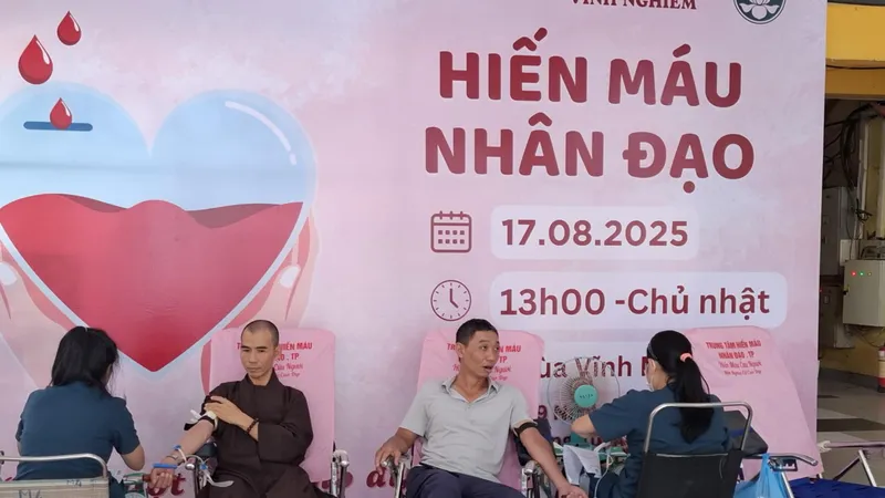 Chư tăng và phật tử chùa Vĩnh Nghiêm tham gia ngày hội hiến máu cứu người