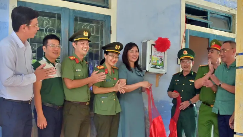 Khánh thành, đưa vào hoạt động Tủ thuốc cắm bản tại 1 tổ công tác phối hợp giữa Công an xã A Lưới 1 và Đồn Biên phòng Cửa khẩu Hồng Vân