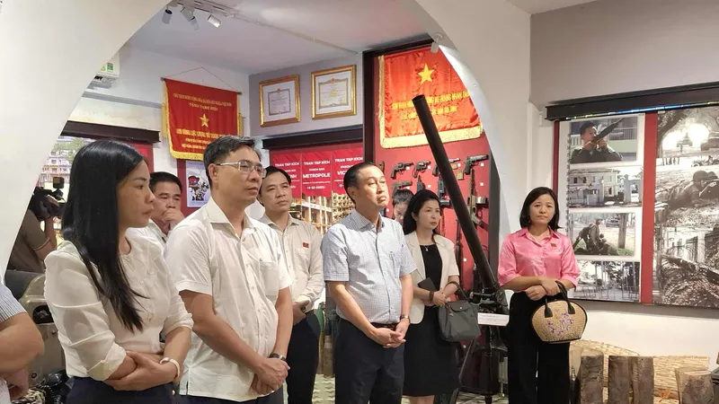 Đoàn khảo sát thực tế tại Bảo tàng Biệt động Sài Gòn - Gia Định