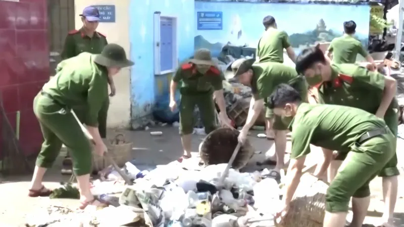 Các học viên dọn dẹp vệ sinh tại trường học ở phường Tây Nha Trang