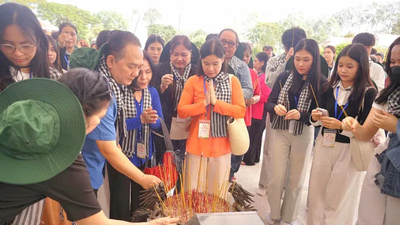 Sinh viên Lào và Campuchia đang học tập tại TPHCM “Về đất Sen Hồng”