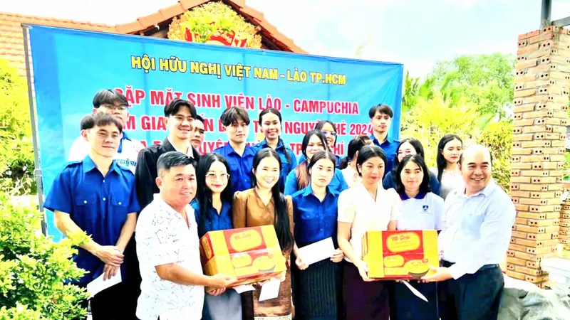 Đại diện Hội Hữu nghị Việt Nam - Lào TPHCM tặng quà sinh viên Lào và Campuchia đang học tập tại TPHCM