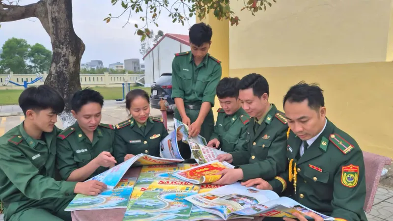 Cán bộ, chiến sĩ Ban Chỉ huy Biên phòng tỉnh Quảng Trị đọc Giai phẩm SGGP Xuân Bính Ngọ 2026