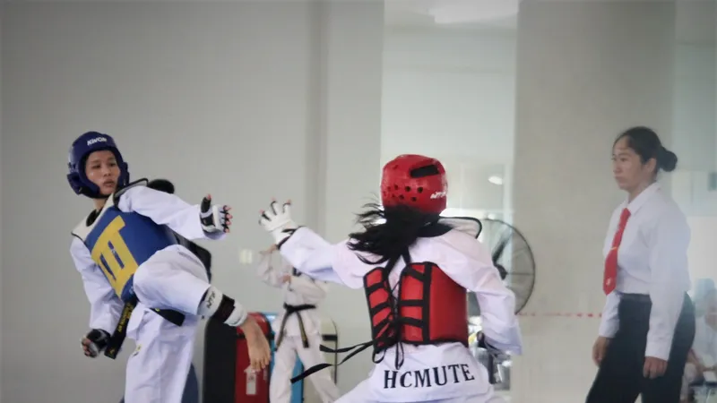 VĐV thi đấu đối kháng tại giải taekwondo sinh viên TPHCM mở rộng. Ảnh: NGUYỄN ANH