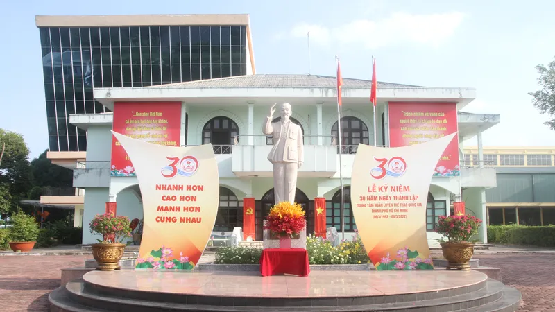Tượng đài Chủ tịch Hồ Chí Minh tại khuôn viên Đại học TDTT TPHCM, Trung tâm HLTTQG TPHCM . Ảnh: NGUYỄN ANH