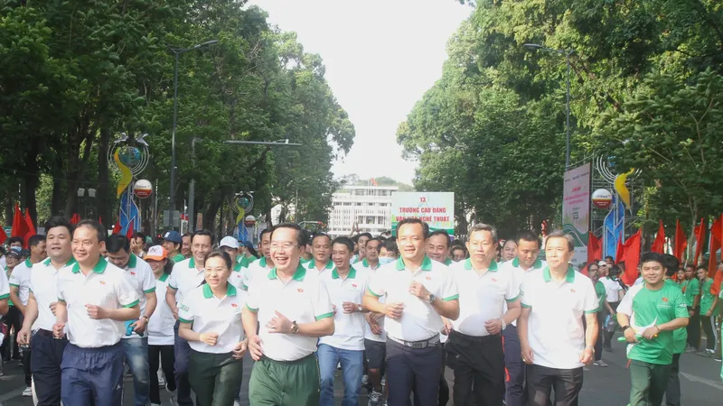 Ngày chạy Olympic vì sức khỏe toàn dân thu hút sự tham gia của lãnh đạo các sở, ban ngành thành phố. Ảnh: NGUYỄN ANH