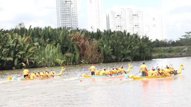Đua thuyền đã trở thành điểm nhấn nổi bật cho hoạt động thể thao TPHCM. Ảnh: NGUYỄN ANH