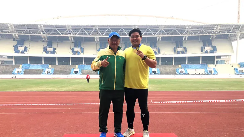 Hai thầy trò HLV Đào Dân Tiến và Phan Thanh Bình (phải)