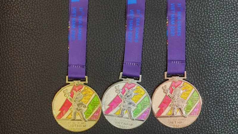 Bộ huy chương SEA Games 31 có một mặt in nổi hình linh vật sao la.
