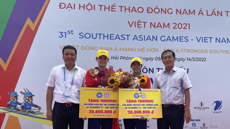 Tay chèo Hồ Thị Lý (thứ 2 từ phải sang) đã góp công vào 2 tấm HCV của đội tuyển rowing Việt Nam tại SEA Games 31