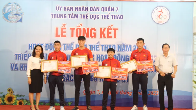 Lãnh đạo quận 7 trao tặng giấy khen cho các vận động viên xuất sắc. Ảnh: NGUYỄN ANH