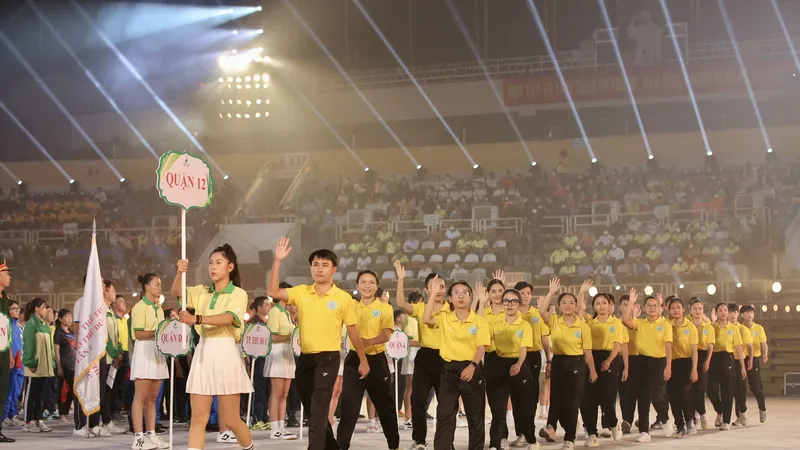 Các đoàn thể thao dự đại hội tham gia diễu hành tại lễ khai mạc. Ảnh: DŨNG PHƯƠNG