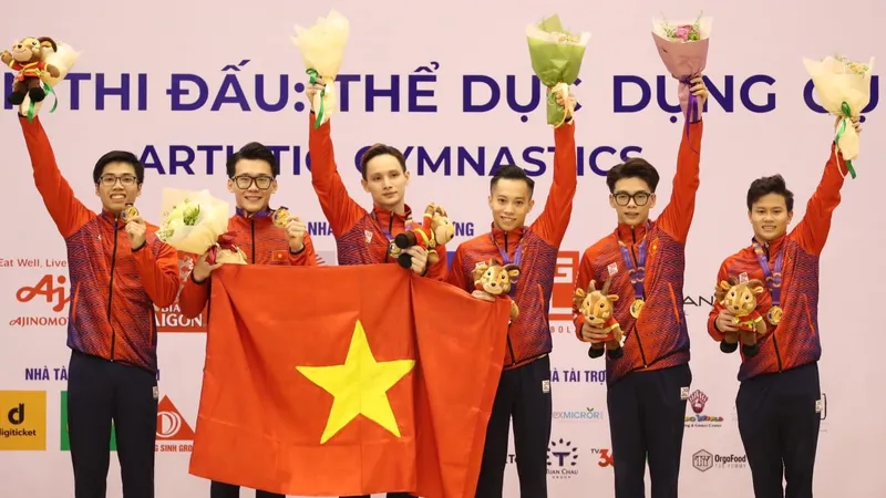 Nguyễn Văn Khánh Phong (bìa phải) góp công vào HCV đồng đội của tuyển TDDC Việt Nam tại SEA Games 31