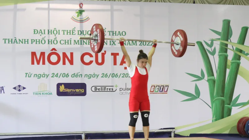 Khổng Mỹ Phượng (quận 11) tranh tài ở hạng cân 45kg. Ảnh: NGUYỄN ANH